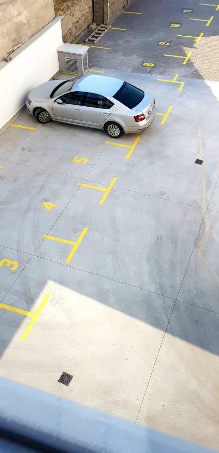 Uki-Modern Apartment With Parking โนวีซาด ภายนอก รูปภาพ